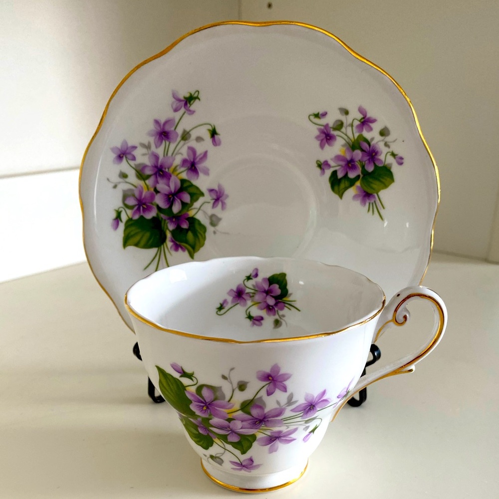 EUC VTG ROYAL STANDARD BONE CHINA TEACUP AND SAUCER WITH PURPLE VIOLETS